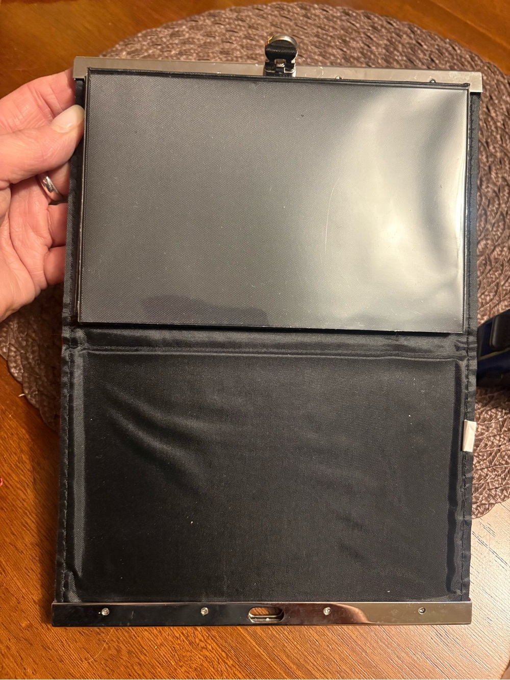 Red Swirl Embossed Kiss-Lock Photo Wallet - Picture 3 of 3